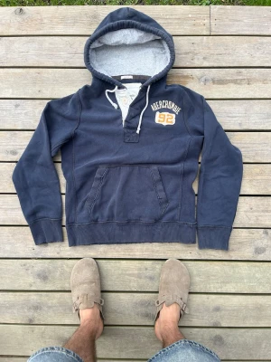 Abercrombie hoodie - Skön Abercrombie Hoodie. Feta slitningar. Storlek L.
