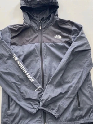 The north face windbreaker  - Säljer denna jätte snygga och bekväma vind jackan från The north face, perfekt lager på lager jacka. Passar perfekt nu!