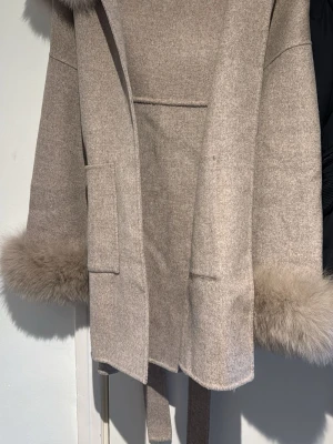 Beige kappa från FUR stockholm - Beige kappa köptes från fur stockholm för 2300kr aldrig använd pga storleken inte passa, säljer den för 1500kr men pris kan diskuteras vid snabb affär.