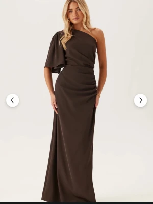 Brun one shoulder långklänning från Bubbleroom - slutsåld - Säljer den bruna klänningen från Bubbleroom som är slutsåld! Storlek 38, ny med prislapp kvar! Nypris 999kr