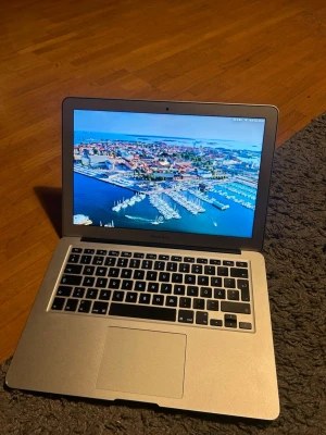 MacBook Air  - MacBook Air (13-inch, 2017) med tangentbord i nordisk layout. Datorn har en silverfärgad finish och är designad för att vara portabel och effektiv. Undersidan av datorn har fyra svarta fötter och några repor. Överlag väldigt bra skick på datorn, små repor på vissa ställen men inget som påverkar datorns funktion. OrginalLaddare medföljer.  Lagring: 128GB SSD Batterinivå: Normalt skick, (463 cykler) Medföljer: Orginalladdare