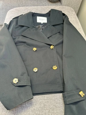 Svart trenchcoat  - Säljer min svarta trenchcoat då jag aldrig använder den. 