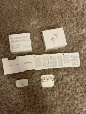 AirPods Pro 3 - AirPods Pro 3 , använda varsamt i några veckor bara nu säljer jag dem då jag skaffat AirPod max. Säljs väldigt billig pga att jag inte kommer använda dem , allt på bilden medföljer !❤️ skriv vid minsta fråga/fundering🔥🔥