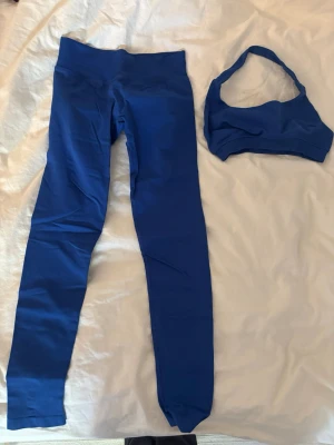 Gtech Performance set - Jag säljer ett Gtech set från deras performance kolektion. Det är färgen dark blue och är då deras performance seamless scrunch tights, samt deras performance halter topp. Tightsen är i storlek S och halter toppen är i storlek xs. Båda plaggen är i gott skick, om du vill köpa separat är det bara att höra av dig!😊