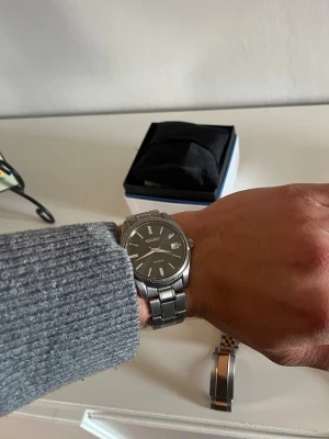 Seiko titanium - Klassisk seiko med svart tavla, kan tänka mig lägre pris. 