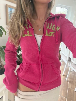 Hollister zip - Storlek M, passar även S. Skickas inom 24h. Se liknande plagg i min profil! 