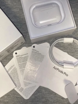 Apple AirPods Pro med laddningsetui - Apple AirPods Pro i vit färg med trådlöst laddningsetui. Kommer med originalförpackning, USB-C till Lightning-kabel och manualer. Snygg och stilren design i plast, perfekt för musik och samtal. Aktiv brusreducering och passform med silikonproppar.