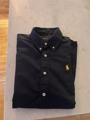  Polo Ralph Lauren skjorta - Säljer en sjukt snygg polo skjorta! I storlek S den passar personer mellan 170-175 Prisent ligger på 299 kr hör av er vid frågor!