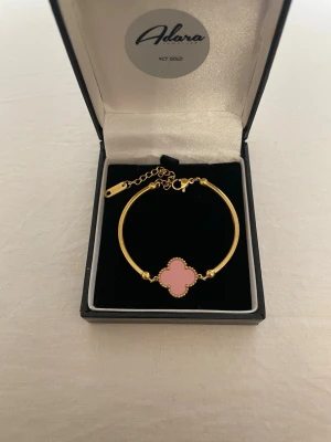 Guldpläterad armband - Rostfrittstål och guldpläterad helt ny oanvänd, boxen på bilden ingår ej 🌸