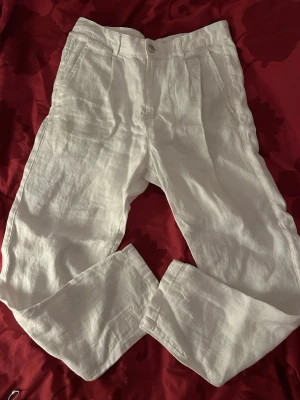 linnebyxor från ZARA - Snygga vita linnebyxor från ZARA med raka ben och klassisk passform. Dem är helt nya aldrig använda!!!