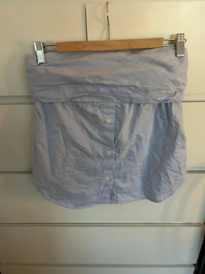 Topp från Zara  - Säljer då den är förliten, köpte på vinted så vet ej hur mycket den är använd men den ser och känns ny!