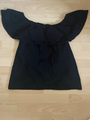Söt offshoulder topp  - Super söt off shoulder topp ifrån Gina tricot. 