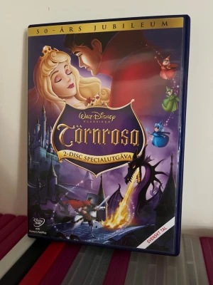 Törnrosa 2-disc specialutgåva DVD - Säljer Walt Disney-klassikern Törnrosa som 2-disc specialutgåva på DVD. Omslaget är lila och pryds av karaktärer från filmen samt en drake. Svenskt tal och flera extramaterial ingår. Perfekt för samlare eller Disney-fans.