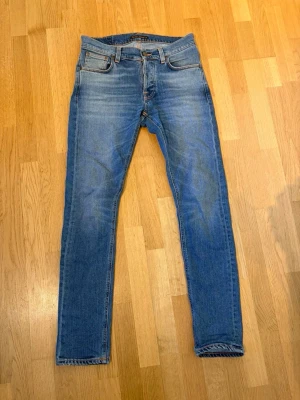 Blå slim fit jeans från Nudie - Nudie jeans tilted tor ! Nypris: 2399 kr, säljs för: 599 kr. Säljes i befintligt skick. (Skick: 9/10)  
