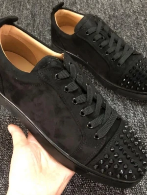 Svarta sneakers med nitar - Svarta sneakers i mocka-look med coola svarta nitar på tån och svarta skosnören. Snygg och edgy design som sticker ut. Insidan är ljusbeige och sulan är svart. Perfekta för dig som vill ha en unik stil.