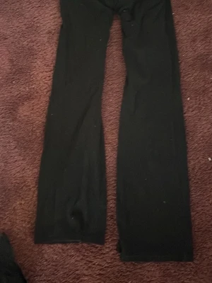 Svarta utsvängda leggings - Svarta leggings med utsvängda ben och hög midja. Mjukt och stretchigt material som sitter bekvämt. Perfekta för en avslappnad och trendig look.