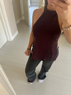 Mörkröd satin blus - Säljer min fina satinblus som är öppen i ryggen med knytning. 
