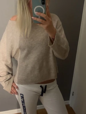 Beige oversized stickad tröja - Mysig beige stickad tröja med oversized passform i storlek M. Inte alls stickig och bara använd några gånger💕💕