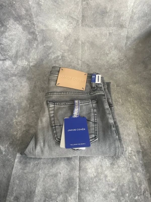 Jacob Cohën (Nya) -  Grå jeans från Jacob Cohën | skick: 11/10 nya | modell: bard | nypris: 5k+ | storlek: 28 | tveka inte på höra av dig | mvh MD Closet 🫡