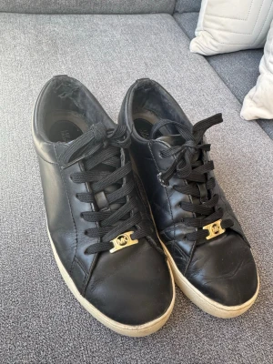 Svarta micheal kors sneakers med gulddetaljer - Säljer dessa skor, se bilder för slitagen 💞 strl 38