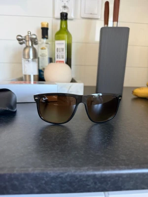 Rayban Boyfriend  - Har 2 par rayban Boyfriend solglasögon som bara är öppnade men aldrig använda säljes för 900kr styck