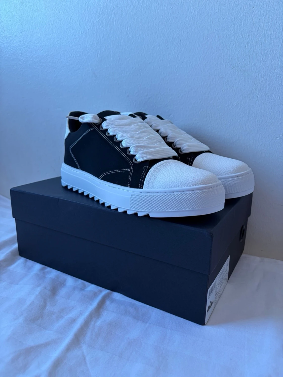 Svarta och vita sneakers från Numeris - 2