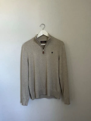 Stickad half zip Morris  - Beige stickad half zip från Morris i storlek S. Är i väldigt bra skick. Aldrig använd är helt ny från butik. Enbart testad!