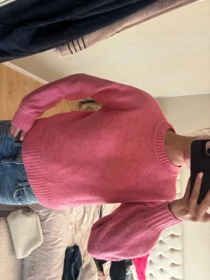 Rosa stickad  - Sommrig stickad rosa tröja, prrfekt till sommarkvällar😊💗💗