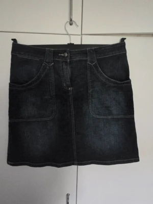 Jeanskjol  - Säljer en super snygg jeanskjol, perfekt till sommaren!