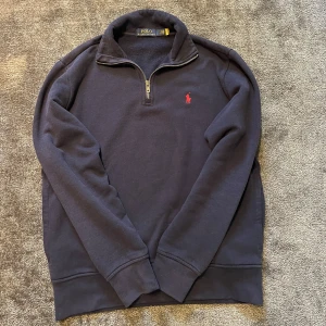 Mörkblå halfzip från Polo Ralph Lauren - Säljer väldigt snygg halfzip från ralph lauren med bra skick - Nypris 1899kr, säljer för 899 - Storlek S, passar som S - Självklart äkta⭐️