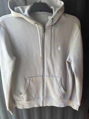 Ralph lauren hoodie - Fet tröja från Ralph lauren. Storlek s men passar även xs. Använd max 5 gånger och köpt helt ny från miinto för 2200.