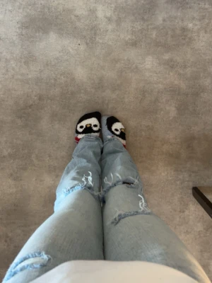Low waist jeans med hål - Jättefina jeans som passar till nästan allt! Inga defekter eller tecken på slitenhet. Säljer pågrund av att dom inte kommer till användning.🫶