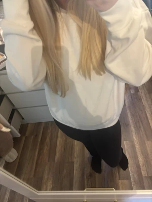 Vit sweatshirt med oversized passform| Lager157 - Snygg vit sweatshirt  med oversized fit och långa ärmar. Klassisk modell utan synligt tryck eller logga, perfekt för en clean och enkel stil. Mjuk och bekväm, passar till allt. Materialet ser ut att vara bomull eller bomullsblandning.