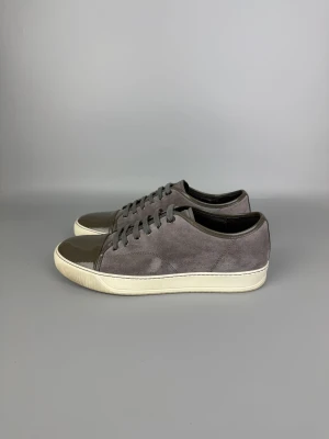 Lanvin Dbb1 Patent Cap Toe Sneaker Grey - • The shoes have been gently used and are in very good condition • Size: EU43 / UK9 (fits like a 44) • Color: Grey • Retail price: 5000 SEK / 450€ • No accessories