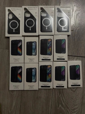 Svart batteriskal för iPhone med inbyggd laddare  - Snyggt svart batteriskal till iPhone, finns för flera modeller som iPhone 12, 13, 14, 15 och 16. Skalet har inbyggd laddning och är gjort i tåligt material med stilren design. Perfekt för dig som vill ha extra batteritid för 2 fulla uppladdnigar beroende på modell och erbjuder skydd till mobilen.