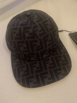 Svart Fendi keps - Svart Fendi keps, helt ny. Inte min stil