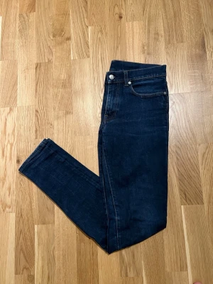 Acne Studios Jeans - Acne Studios Jeans för män, modellen är Thin Str Raw som är slim-fit. Storlek Waist 31 / Lenght 34 och plagget är nyskick inga skador/slitage. Hör av dig vid intresse/frågor. PRIS KAN DISKUTERAS!