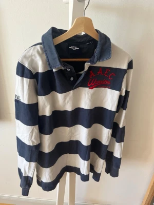 Superdry rugby tröja  - Sjukt snygg rugby tröja från Superdry i storlek S. Mycket bra skick, skriv vid eventuella funderingar😁 fraktar inom 1-2 dagar