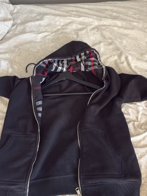 Svart Burrbery hoodie  - Använt 10 gånger 