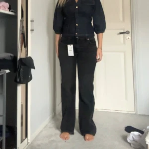Svarta bootcut jeans  - Säljer mina svart populära lite baggy lågmidjade jeans ifrån Zara! I storlek 36, använda nån gång men inte mycket!