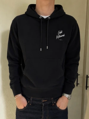 Maison Kitsuné Hoodie  - Hej! Säljer nu denna väldigt snygga och eftertraktade Maison Kitsuné hoodie! Tröjan passar perfekt nu till sommaren. Storlek M Nypris: 2800 kr Säljs för: 499 kr 