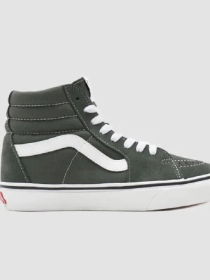 Vans Sk8-Hi gröna sneakers - Gröna Vans Sk8-Hi sneakers med vit sula och vit ikonisk sidestripe. Högt skaft, vita skosnören och detaljerade sömmar. Ovandel i mocka och canvas för en klassisk streetstil.