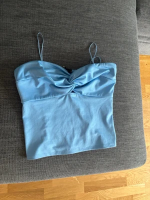 Ljusblå bandeau topp med twist - Helt oanvänd i storlek S