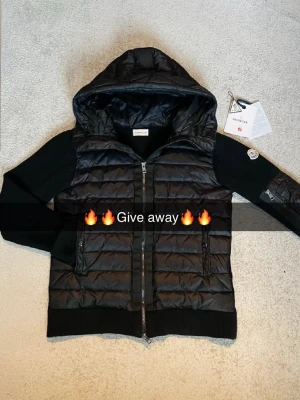 Svart pufferjacka från Moncler - Helt ny cardigan som du kan vinna🥳🥳för att vara med och delta behöver ni följa dessa två steg.1 lika annonsen/ 2 följ oss på Plick. Och vinnaren dras 5 juni 🥳🎉🪅🎊🎊