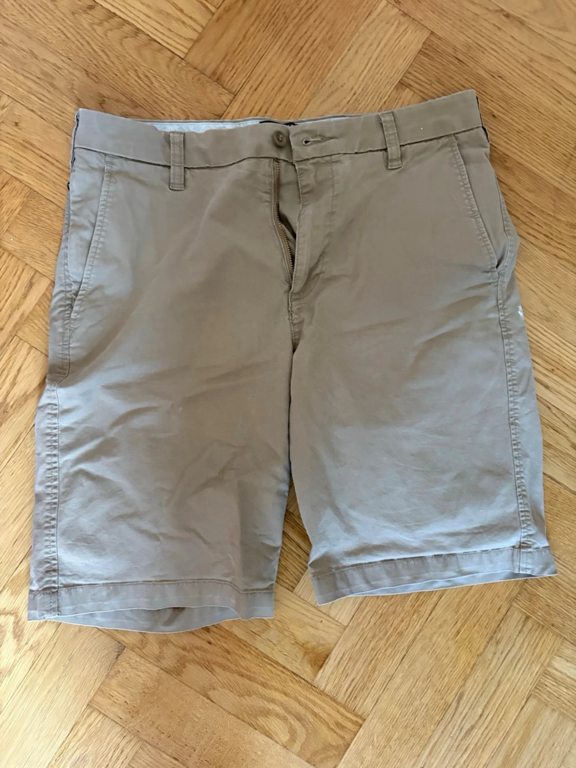Beiga shorts med fickor