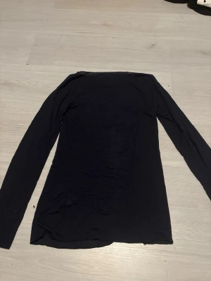 Intimissimi Tröja - Säljer min intimissmi tröja då den inte kommer till användning längre, använt fåtal gånger och är som ny typ!  Den är marinblå men den ser svart ut på bilderna, tveka inte att höra av er vid frågor eller funderingar😇💕 Nypris 479 kr