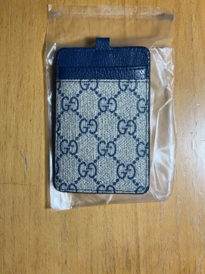 G-G plånbok med halsband - Säljer en G-G plånbok med halsband.   Riktigt snygg 🤩 plånbok passar med allting. Perfekt för sommaren, Beige och Blå.   Har använt den innan