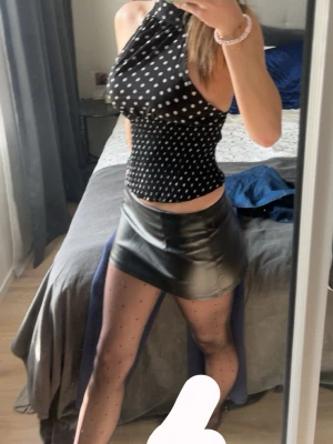Fest outfit  - Märke: SHEIN (inre strumpbyxorna)  Storlek: S Färg: Svart, vit   Super snygga kläder som säljes då dem inte använts. Passar perfekt till fester eller tjejmiddag.   #festtopp #blus #nelly #balklänning #fest #truereligion