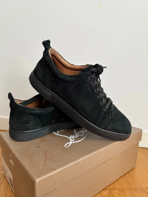 Svarta Louboutin skor - Säljer dessa loubs som jag använde under ett tag på grund av att de tar upp plats. Användning syns på skorna men går att fixa till för den som känner att de tiden. Hör av er vid fler frågor !