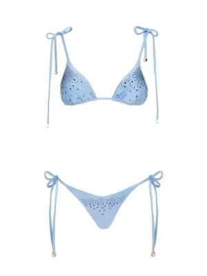 Ljusblå bikini med strass och knyt - Supersnygg ljusblå bikini med strassdetaljer på både överdel och underdel. Klassisk triangelmodell med justerbara knytningar i sidorna och kupor som går att ta bort. Perfekt för sommaren och strandhäng. Materialet känns mjukt och följsamt. Helt ny och oanvänd - nypris: €298,00